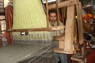 تخوف من اندثار مهنة نسيج البروكار صناعة النسيج اليدوي السوري بدأ منذ الألف الأولى قبل الميلاد وغزى أسواق أوروبا