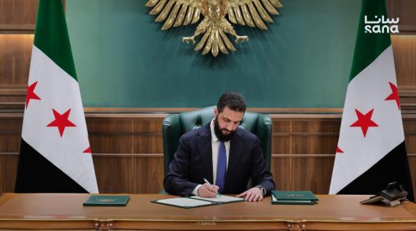 الرئيس الشرع يصدر مرسوماً يقضي بإضافة 50% إلى رواتب وأجور العاملين في القطاعين العام والمشترك