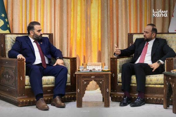 وزير الإعلام خالد زعرور يتسلم مهامه ويؤكد مواصلة عملية البناء