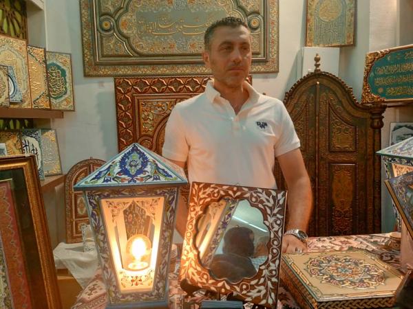 الحرفي محمد تقي الدين عرض فنه العجمي في معرض دمشق الدولي 