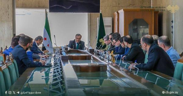 حاكم  المركزي يبحث مع شركات الصرافة استحداث جمعية للصرافة وتطوير القطاع