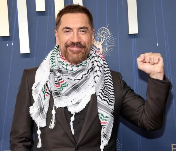 باللغة  الإنكليزية والكوفية.. فلسطين ما يستحق الحياة