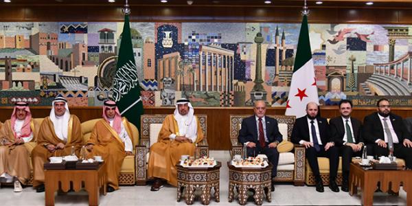 وفد سعودي يضم أكثر من 130 رجل أعمال ومستثمراً برئاسة وزير الاستثمار السعودي يصل مطار دمشق
