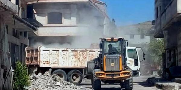 إزالة نحو 1800متر مكعب من الأنقاض في قريتَي الزارة والحصرجية بريف حمص