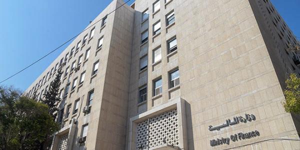 المالية تصدر تعليمات مرسوم زيادة الرواتب 200 % للعاملين والعسكريين
