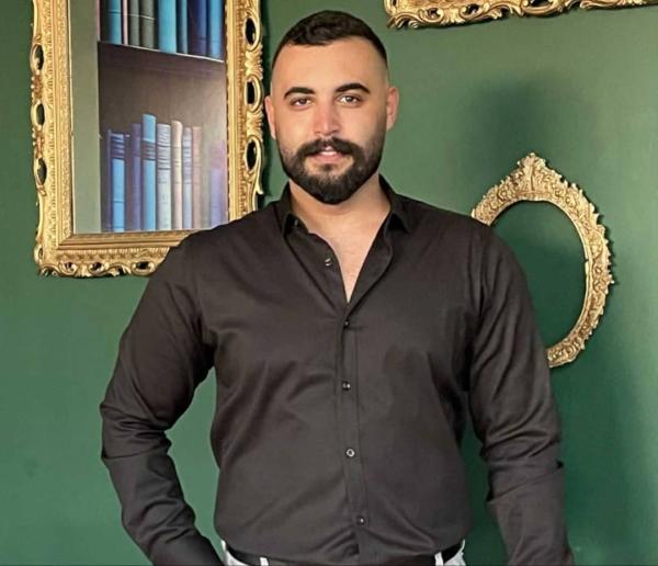 يعرب محمد.. عازف ومغني يشق طريقه بخطوات ثابتة