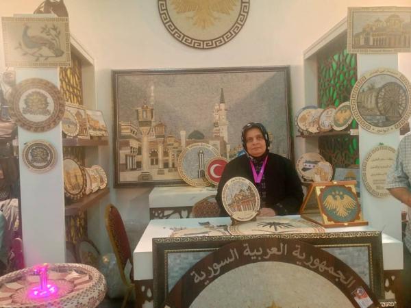 فنون يدوية يخشى عليها من الاندثار ..الفسيفساء السورية حاضرة بأنامل تغريد حميدو في معرض دمشق الدولي