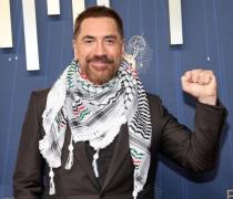 باللغة  الإنكليزية والكوفية.. فلسطين ما يستحق الحياة