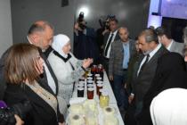 (صنع بيدها).. معرض في دمشق يحكي قصص صمود المرأة العاملة السورية ومهاراتها الحرفية